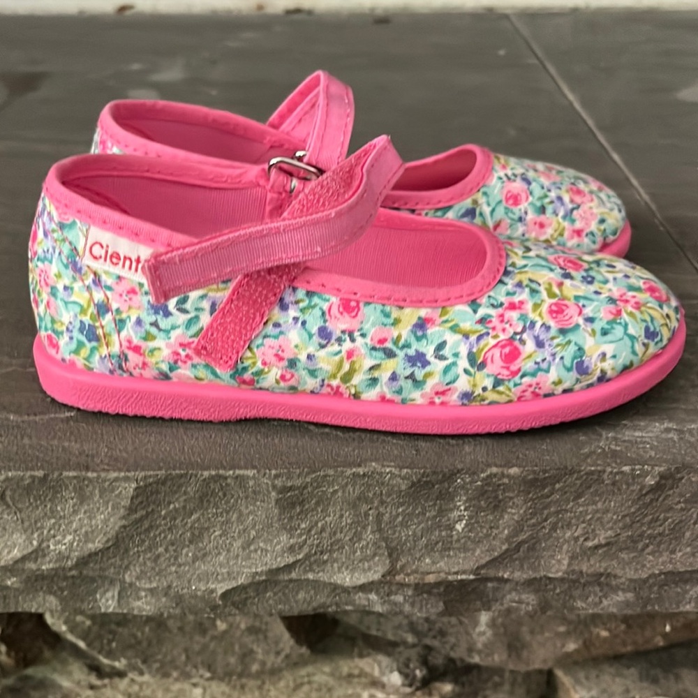 NWOT Cienta Shoes